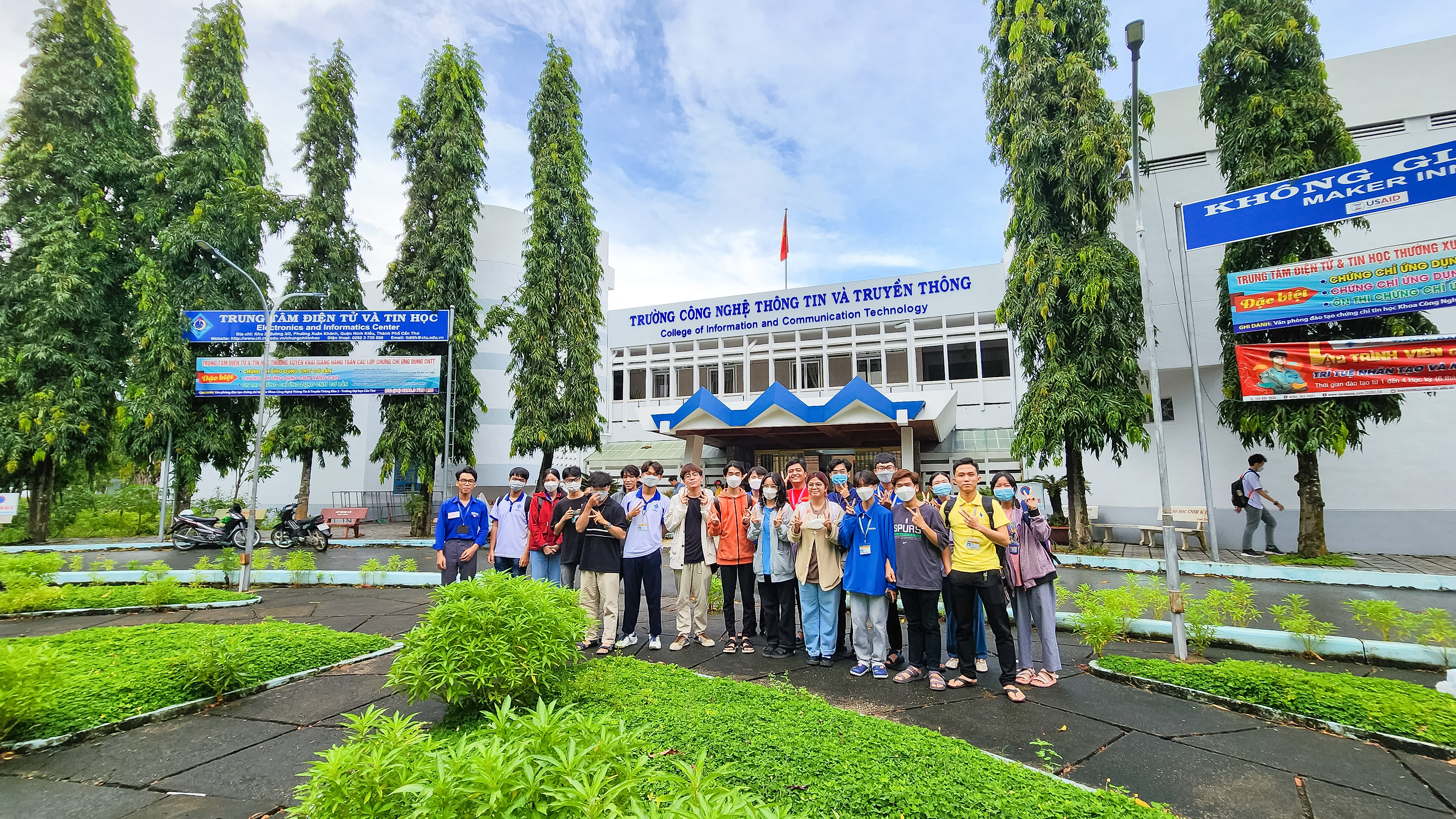 Sinh viên Khoa MMT & TT